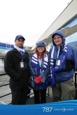 Marko Djuliarso (kiri) dan kolega dalam acara pengiriman perdana pesawat Boeing 787 di Everett, negara bagian Washington. (Foto: Marko Djuliarso)