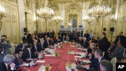 Menteri Luar Negeri AS John Kerry, ke-empat dari kiri, Menteri Luar Negeri Perancis Laurent Fabius, ke-empat dari kanan, dan para pemimpin lain saat pertemuan tentang Suriah di Quai d'Orsay, Kementerian Luar Negeri, di Paris, Senin, 14 Desember 2015.