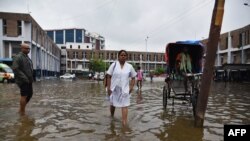 پٹنہ شہر کا بیشتر حصہ پانی میں ڈوبا ہوا ہے جہاں امدادی سامان ہیلی کاپٹرز کے ذریعے پہنچایا جا رہا ہے۔ (فائل فوٹو)