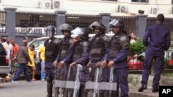 កង​កម្លាំង​ប៉ូលិស​របស់​លីបេរីយ៉ា​ឈរ​ជើង​នៅ​ក្នុង​ក្រុង​ម៉ុងរ៉ូវីយ៉ា (Monrovia) ប្រទេស​លីបេរីយ៉ា កាលពី​ថ្ងៃទី២០ ខែសីហា ឆ្នាំ២០១៤។