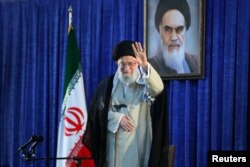 Vrhovni vođa Irana ajatola Ali Hamenei pozdravlja okupljene nakon što je održao govor u Tehehranu, Iran, 4. juna 2019.