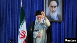 Pemimpin tertinggi Iran, Ayatollah Ali Khamenei memberikan pidato di Teheran, Selasa 4 Juni 2019, pada peringatan 30 tahun meninggalnya Ayatollah Khomeini.