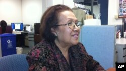 អ្នកស្រី​នៅ សារីម​ ដែល​ជា​អតីត​អ្នកទោស​នៅ​មន្ទីរ​ឃុំឃាំង​បឹង​ត្របែក​ក្នុង​របប​ខ្មែរ​ក្រហម និង​ជា​អតីត​បុគ្គលិក​វីអូអេ​ផ្នែក​ខេមរភាសា បាន​មក​ផ្តល់​កិច្ចសម្ភាស​នៅ​ទីស្នាក់​របស់​វីអូអេ​ក្នុង​រដ្ឋធានី​វ៉ាស៊ីងតោន​នៅ​ថ្ងៃ​ទី​២២ ខែធ្នូ ឆ្នាំ​២០១១។