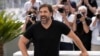 Javier Bardem dalam sesi pemotretan pada festival film internasional ke-75, Cannes, Prancis selatan, 27 Mei 2022. (Joel C Ryan/Invision/AP)
