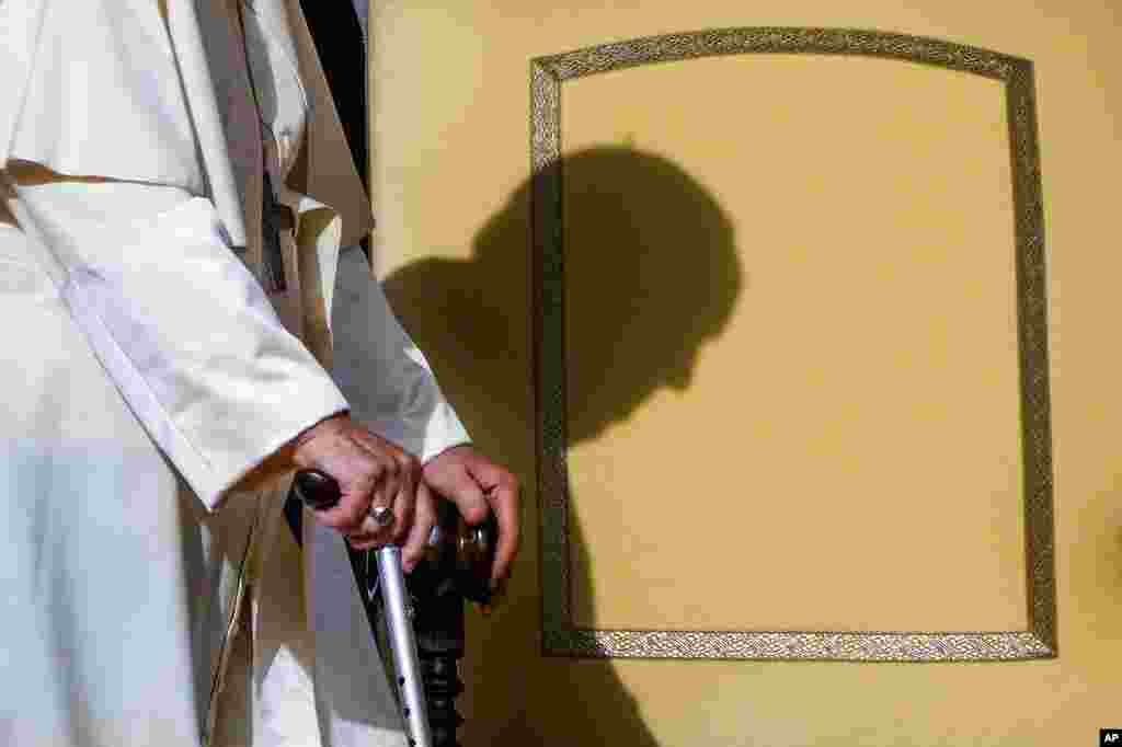 សម្តេច​ប៉ាប​ Francis យាង​ដល់​ដើម្បី​ចូលរួម​​វេទិកា​សំណេះសំណាល​ជាមួយ​សាធារណជន​ប្រចាំ​សប្តាហ៍​ នៅ​ទីលាន St. Peter&#39;s Square ក្នុង​ក្រុង​វ៉ាទីកង់។