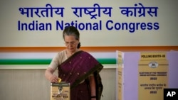India’s main opposition Congress party’s interim president Sonia Gandhi casts her vote during the election for the party president in New Delhi, India, Oct.17, 2022. 