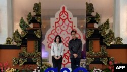 Menteri Kesehatan Indonesia Budi Gunadi Sadikin (kanan) berfoto dengan Menteri Kesehatan Spanyol Carolina Darias sebelum pertemuan bilateral dalam pertemuan Menteri Kesehatan ke-2 G20 di Jimbaran, Bali, 27 Oktober 2022. (SONNY TUMBELAKA / Pool/ AFP)