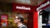 Warga berjalan melintasi kantor cabang Medibank di Sydney, Australia, pada 26 Oktober 2022. Perusahaan asuransi kesehatan, Medibank, melaporkan sebuah serangan siber telah mencuri data pribadi empat juta konsumennya. (Foto: AP/Rick Rycroft)