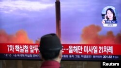 Seorang pria menonton televisi di sebuah stasiun kereta api di Seoul, Korea Selatan, yang menyiarkan laporan berita tentang Korea Utara yang menembakkan rudal balistik di atas Jepang, 4 Oktober 2022. (REUTERS/Kim Hong-Ji)
