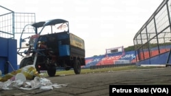 Kondisi di salah satu sudut Stadion Kanjuruhan di Malang, usai insiden desak-desakan maut pada 1 Oktober 2022. (Foto: VOA/Petrus Riski)