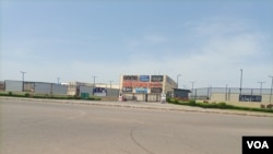 A huge shopping complex in Abuja's Jabi district is empty the morning after it was locked and workers were asked to stay away for fear of a possible terrorist attack, Oct. 28, 2022. (Timothy Obiezu/VOA)
