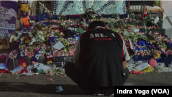 Warga yang berduka mendatangi salah satu sudut Stadion Kanjuruhan di Malang untuk berdoa dan meletakkan karangan bunga pada 3 Oktober 2022. (Foto: VOA/Indra Yoga)
