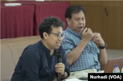 Dosen UGM Budi Irawanto (kiri) dan akademisi Dr Made Supriatma.