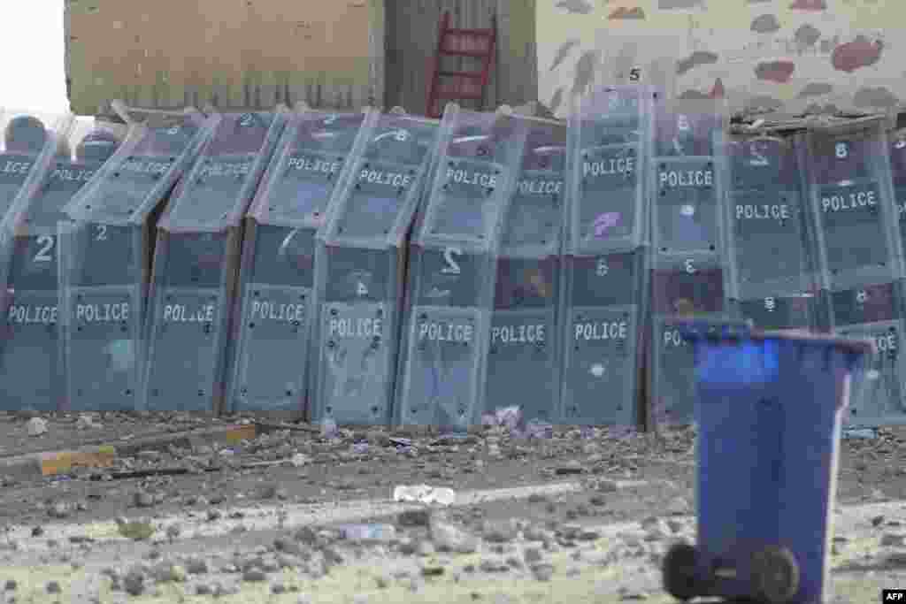 កងកម្លាំង​សន្តិសុខ​អ៊ីរ៉ាក់​លើក​ខែល​ការពារ​ខ្លួន​​ អំឡុងពេល​ប៉ះទង្គិច​គ្នា​ជាមួយ​ក្រុម​អ្នក​គាំទ្រ​អាចារ្យ​និកាយ​ស៊ីអ៊ីត​លោក Moqtada Sadr នៅ​ទីលាន Tahrir Square កណ្តាល​រដ្ឋធានី​បាកដាដ ប្រទេស​អ៊ីរ៉ាក់។