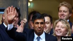Pemimpin baru Partai Konservatif Inggris Rishi Sunak berjalan di luar Markas Kampanye Konservatif, di London, Inggris 24 Oktober 2022. (REUTERS/Hannah McKay)