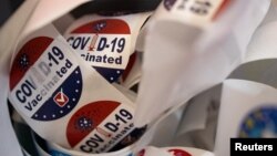ARHIVA - Nalepnice, koje pacijenti dobijaju kada prime vakcinu u apoteci Skipak u Šenkšvilu, Pensilvanija, 8. septembra 2022.