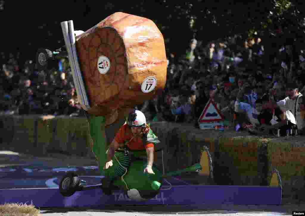 អ្នក​ចូលរួម​ប្រកួត​ម្នាក់​ព្យាយាម​បើកយាន​ផលិត​ដោយ​ខ្លួនឯង​ដែល​មិន​បំពាក់​ម៉ាស៊ីន​ អំឡុងពេល​ការ​ប្រកួត​ Red Bull Soapbox Race ក្នុង​ក្រុង​ម៉ាឌ្រីដ ប្រទេស​អេស្ប៉ាញ។