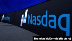 资料照片：2015年9月2日纽约纳斯达克股市的标识。（路透社照片）
