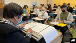 FILE - City College of San Francisco Cantonese Professor Grace Yu, who's been teaching at the community college for more than 30 years, leads a class in San Francisco on Aug. 31, 2022. (AP Photo/Haven Daley)