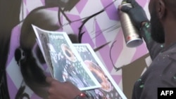 Les bombes de peinture utilisées pour la fresque de l'artiste de rue Dbongz Mahlathi.