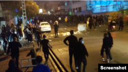 26일 이란 수도 테헤란에서 정부의 인권 탄압에 항의하는 시위가 계속되고 있다.