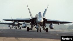 호주 공군 F/A-18 전투기가 활주로에서 이동하고 있다. (자료사진)