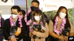 Rombongan pertama wisatawan asing memegang oleh-oleh setelah tiba di Bandara Internasional Taoyuan di Taoyuan, Taiwan Utara, 13 Oktober 2022. (Foto: AP)
