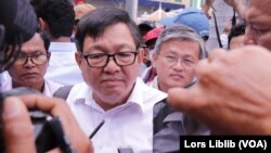 លោក សុន ឆ័យ អនុប្រធានគណបក្សភ្លើងទៀន ផ្តល់បទសម្ភាសន៍ដល់អ្នកសារព័ត៌មាននៅទល់មុខសាលាដំបូងរាជធានីភ្នំពេញ កាលពីថ្ងៃទី០៧ ខែតុលា ឆ្នាំ២០២២។ (លាស់ លីបលីប/វីអូអេ)