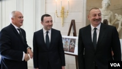 საქართველოს პერმიერი ირაკლი ღარიბაშვილი, აზერბაიჯანის პრეზიდენტი ილჰამ ალიევი და საქართველოს ეროვნული მუზეუმის დირექტორი დავით ლორთქიფანიძე "შატო მუხრანში"