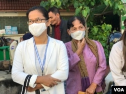 នាយិកា​មជ្ឈមណ្ឌល​សិទ្ធិមនុស្ស​កម្ពុជាអ្នកស្រី​ ចក់​ សុភាព​ បង្ហាញ​ខ្លួន​នៅ​តុលាការ​ក្រុងភ្នំពេញ​ ក្នុងនាម​ជាសាក្សីក្នុង​ចំណោម​សាក្សីផ្សេង​ទៀត​ ​ក្នុង​សំណុំ​រឿង​មេដឹកនាំ​នយោបាយ​ជំទាស់​លោក​ កឹម សុខា ទីក្រុង​ភ្នំពេញ​ ថ្ងៃទី​៥ ខែតុលា ឆ្នាំ​ ២០២២។ (ហ៊ុល រស្មី/​វីអូអេ)​