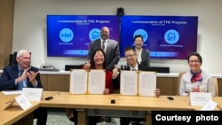 美台官员在华盛顿一个仪式中见证双方企业签署合作备忘录。（台湾经济部提供）