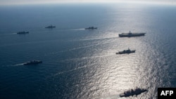 지난달 29일 한국 동해안에서 열린 미한 합동훈련에서 미 로널드 레이건 항공모함(오른쪽 위) 등 양국 해군 함정들이 기동하고 있다. (자료사진)