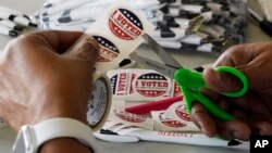 برچسب‌هایی که روی آنها عبارت «من رای دادم»‌ چاپ شده است (آرشیو) 