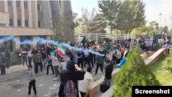 30일 이란 수도 테헤란에서 정부의 탄압에 항의하는 시위가 계속됐다.