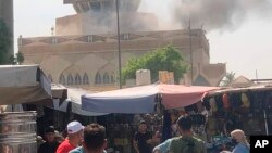 Asap mengepul setelah serangan roket di Baghdad, Irak, Kamis, 13 Oktober 2022. (Security Media Cell via AP)