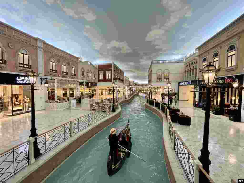 រូបថត​បង្ហាញ​ទិដ្ឋភាព​ក្នុង​ផ្សារ​ទំនើប​ Villagio Mall នៅ​រាជធានី​ដូហា ប្រទេស​កាតា នៅ​មុន​ការ​ប្រកួត​បាល់ទាត់​ពិភពលោក​ឆ្នាំ ២០២២។