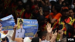 Ribuan massa pendukung Anies Baswedan menghadiri acara perpisahan yang digelar di Balai Kota DKI pada Minggu (16/10) lalu. Mereka juga mendukung majunya Anies sebagai calon presiden dalam pemilu 2024 mendatang. (VOA/Indra Yoga)