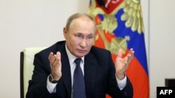 블라디미르 푸틴 러시아 대통령이 지난 5일 모스크바 외곽 관저에서 화상회의를 주재하고 있다. (자료사진)