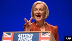 Perdana Menteri Inggris Liz Truss menyampaikan pidato utamanya pada hari terakhir Konferensi Partai Konservatif tahunan di Birmingham, Inggris tengah, pada 5 Oktober 2022. (Foto: Oli SCARFF / AFP)
