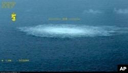 Kebocoran gas di Laut Baltik dari Nord Stream difoto dari pesawat Penjaga Pantai pada hari Rabu, 27 September 2022. (Penjaga Pantai Swedia melalui AP)