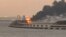 Un incendie sur le pont de Kerch au lever du soleil dans le détroit de Kerch, en Crimée, le 8 octobre 2022. 