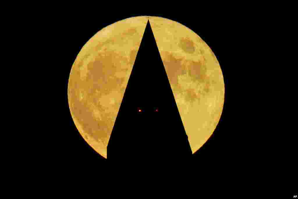 ព្រះចន្ទ​ពេញវង់​រះ​ពី​ក្រោយ​វិមាន Washington Monument ក្នុង​រដ្ឋធានី​វ៉ាស៊ីនតោន សហរដ្ឋអាមេរិក កាល​ពី​ថ្ងៃ​ទី ៩ ខែ​តុលា ឆ្នាំ​ ២០២២។