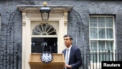 Novi britanski premijer Riši Sunak ispred svoje nove rezidencije