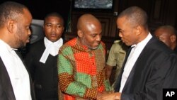 Nnamdi Kanu, a tsakiyar wasu lauyoyi a kotu