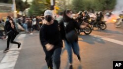 تصویری از سرکوب اعتراضات در تهران، ایران.