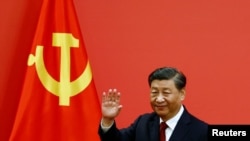 2022年10月23日，中共领导人习近平带领中共新一届中央政治局常委与中外媒体见面期间讲话后招手。