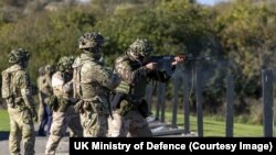 资料照片：英国领导的乌克兰新兵训练场景。