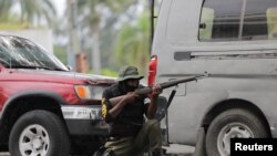 Seorang tentara tengah bersiaga di luar pangkalan militer dekat Istana Kepresidenan di Port-au-Prince, Haiti, setelah geng kriminal bersenjata melakukan sejumlah serangan di beberapa area di kota tersebut pada 27 Juli 2022. (Foto: Reuters/Ralph Tedy Erol)