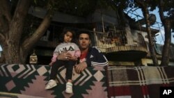 پناهجوی سوری با دخترش در اردوگاهی در منطقه قدیم آنکارا