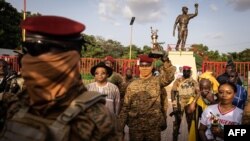 Le 30 septembre, un nouveau putsch a porté au pouvoir Ibrahim Traoré, afin de "recentrer la transition sur les urgences sécuritaires", selon la junte.